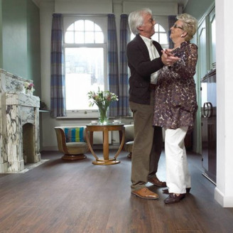 Ламінат DomCabinet DCV282 Дуб рустик темно-коричневий Ламінат DomCabinet DCV282 Дуб рустик темно-коричневий